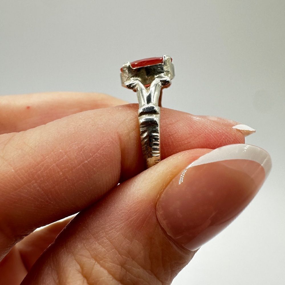 SALE!‎ Dyed faceted oval cut stone solitaire in silver tone ring! - Picture 3 of 12